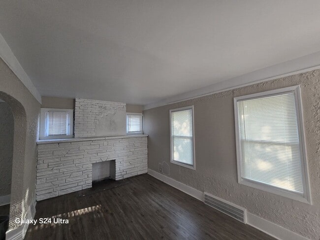 Building Photo - Beautifully Renovated 3-Bedroom Home – We ...