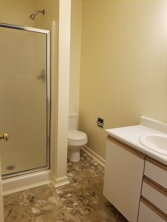 Building Photo - Large 3 BR, 2.5 bath townhome