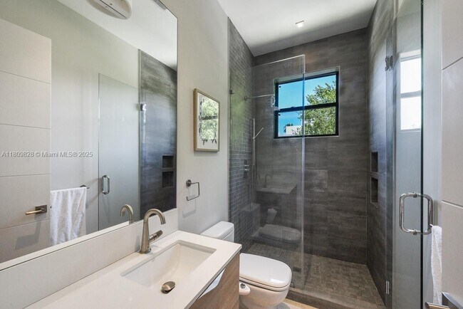 Building Photo - 120 Buttonwood Dr