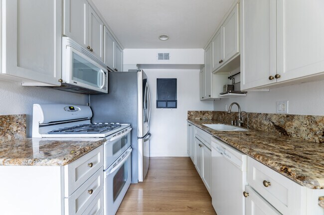 Building Photo - 4744 Ben Ave