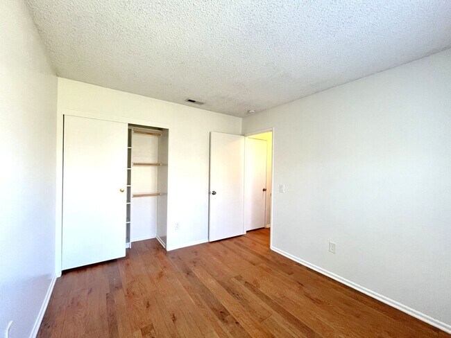 Building Photo - 3 bed, 2 bath located in Riverside!