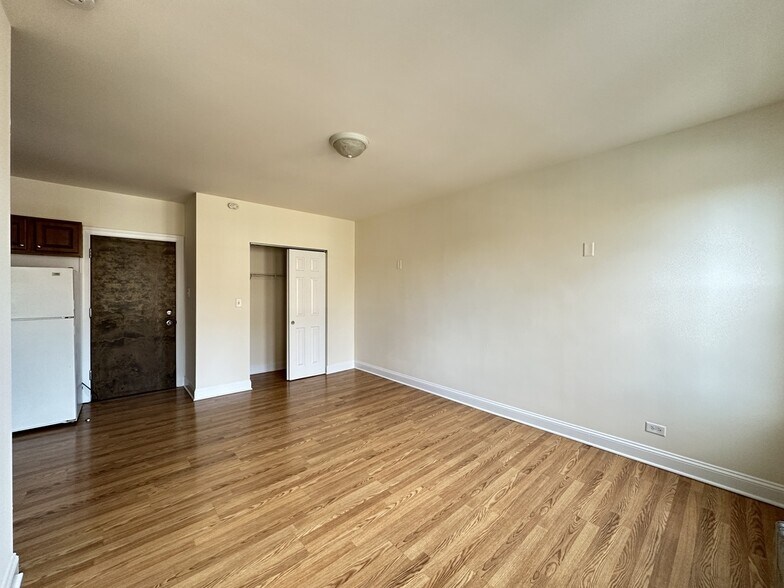 Building Photo - 2600 N Kimball Ave
