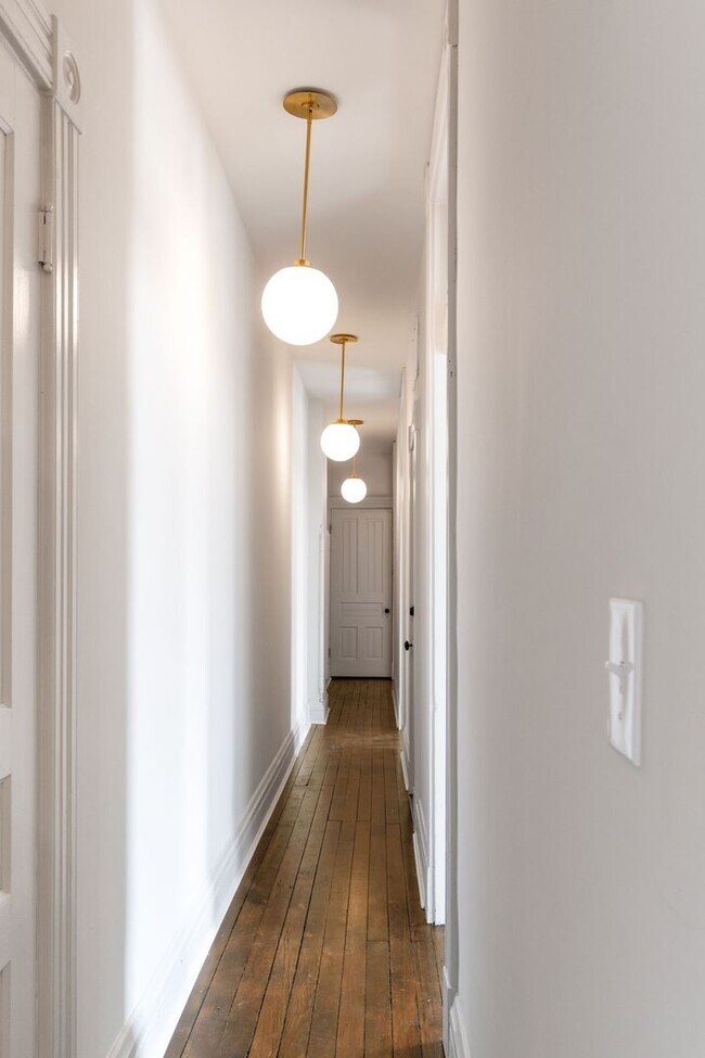 Building Photo - Large One Bedroom