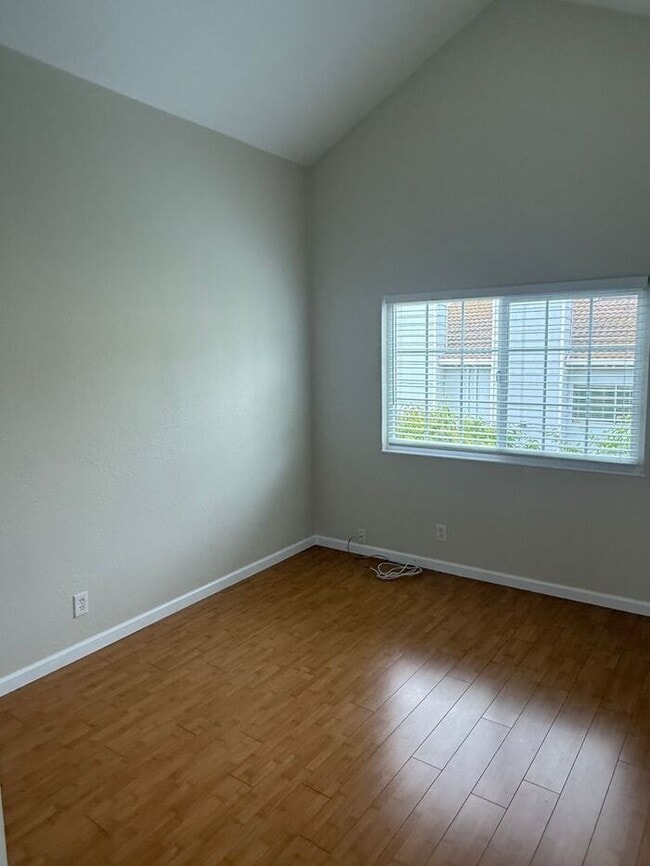 Building Photo - Beautiful Spacious 4-bedroom, 2.5-bathroom...