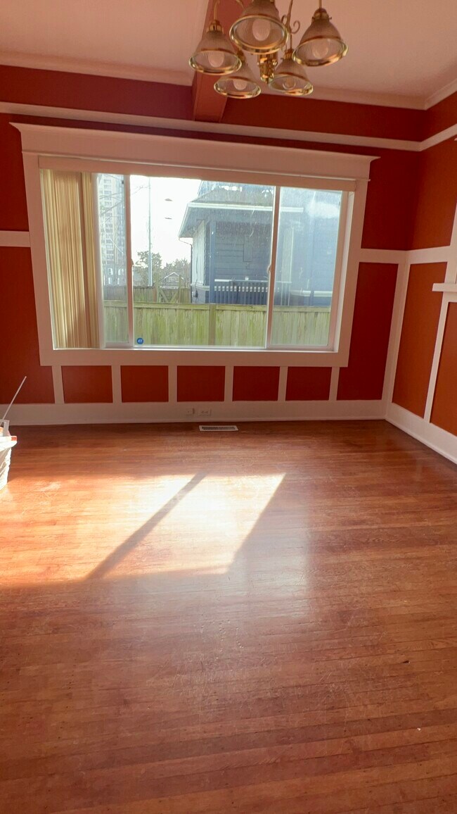 Hardwood - 5006 8th Ave NE