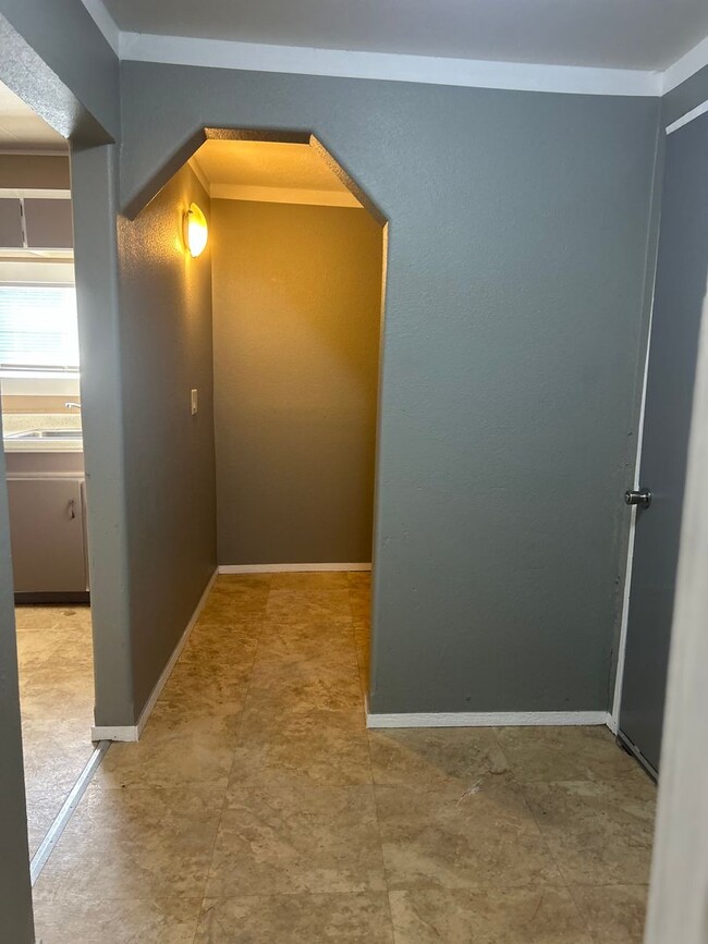 Building Photo - 3 bedroom house close to shopping.