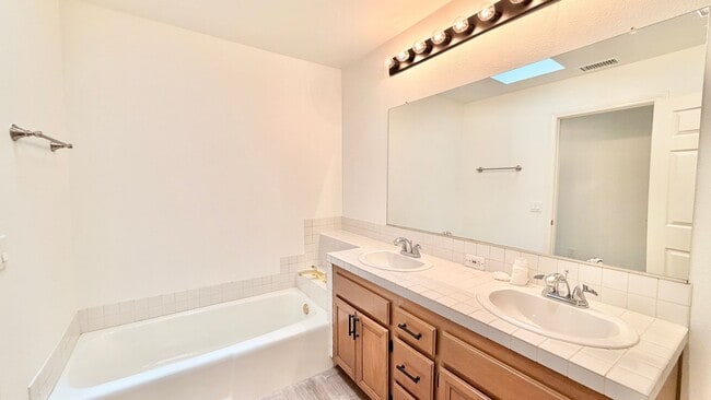 Building Photo - Beautifully Updated & Remodeled Townhome o...