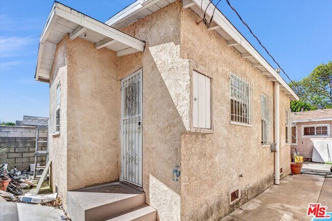 Building Photo - 820 S Grevillea Ave