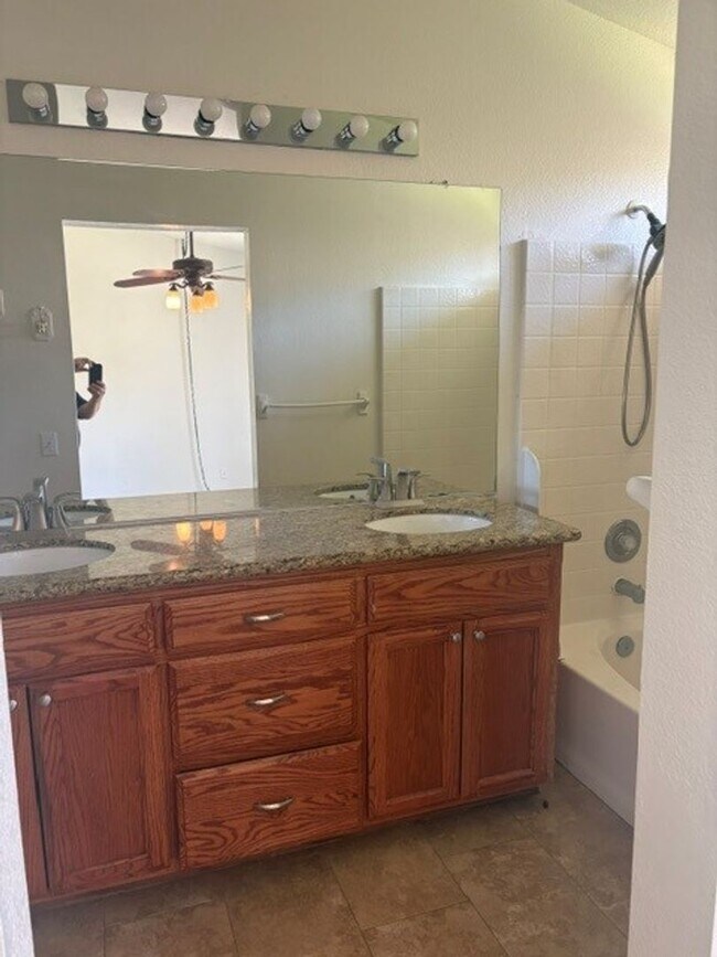 Building Photo - 4 Bedroom/2 Bath Home in the Northwest - $2395 Per Month!