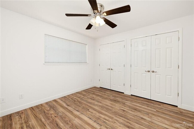 Building Photo - 113 W Tearose Ave
