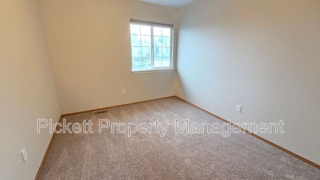 Building Photo - 1010 NW Poppy Ct