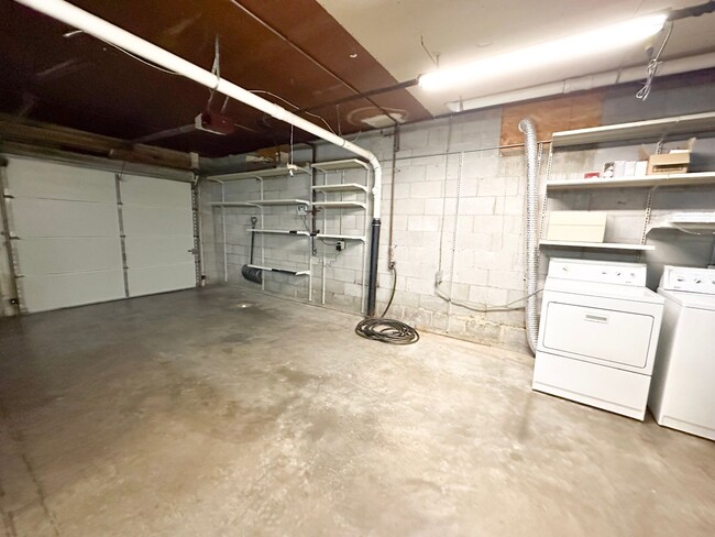 Building Photo - 3 Bedroom House: Walking Distance to Campu...