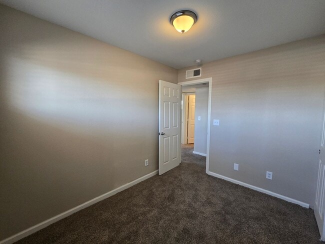 Building Photo - Single story 3 Bedroom house ready for mov...