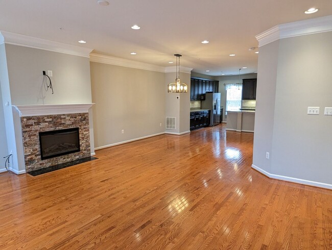 Building Photo - Gorgeous 3 level townhouse in North Potoma...