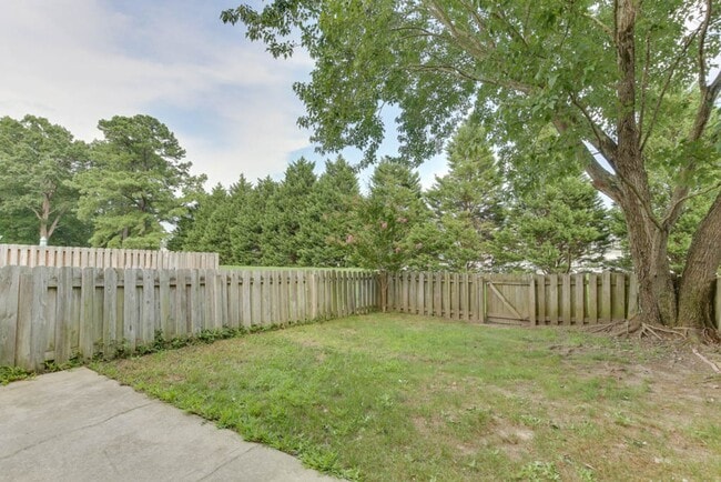 Building Photo - Updated 3-Bedroom Yorktown Townhouse with Private Yard and Community Amenities