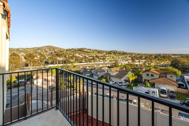 Building Photo - 5 Bedroom house with view