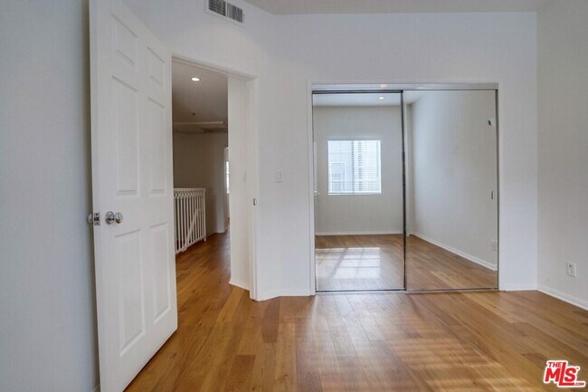 Building Photo - 852 N Poinsettia Pl