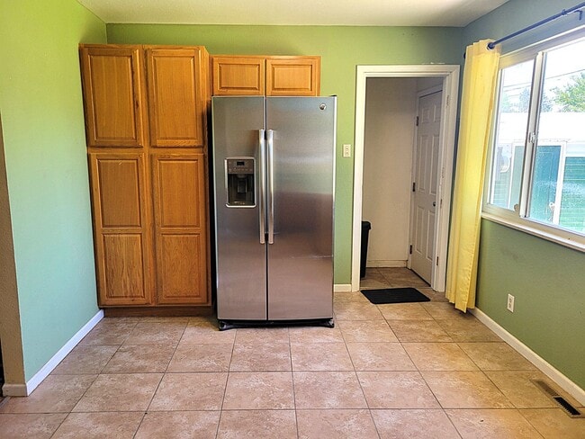 Building Photo - ALL PROSPECTIVE TENANTS MUST SUBMIT A $58 ...