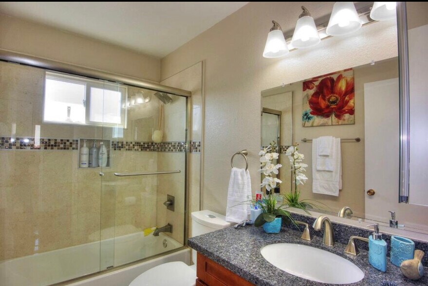 Building Photo - 806 Coyote St