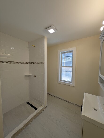 Building Photo - 5 Lowell Cir