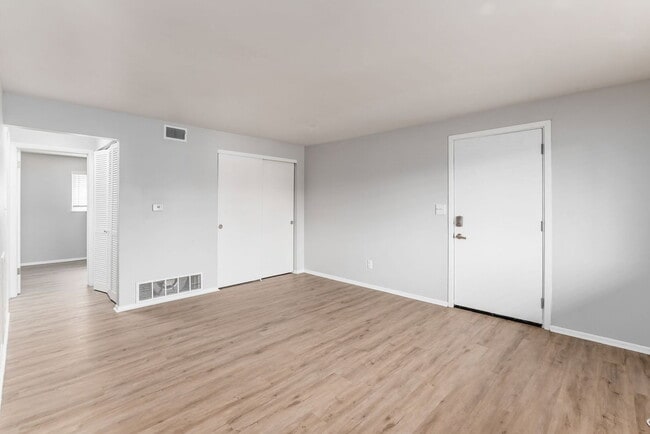 Building Photo - 611 Riverview Dr