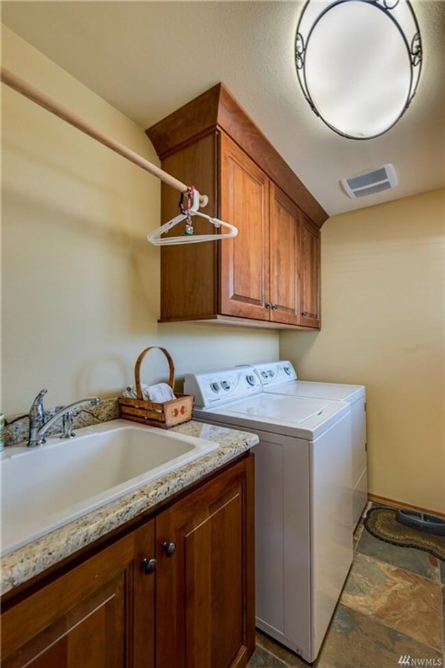 Building Photo - Amazing Views & Amazing 4 Bedroom/3 Bath H...