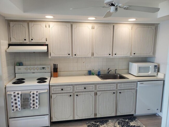 Building Photo - 895 S Gulfview Blvd