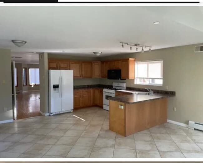 Building Photo - 70A Bayview Ave