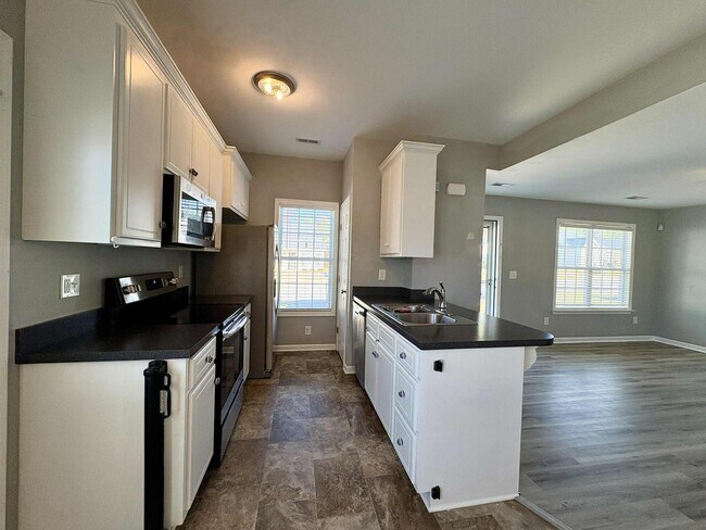 Building Photo - Move-In Ready 2 Bedroom, One Story Home – Convenience Meets Comfort!