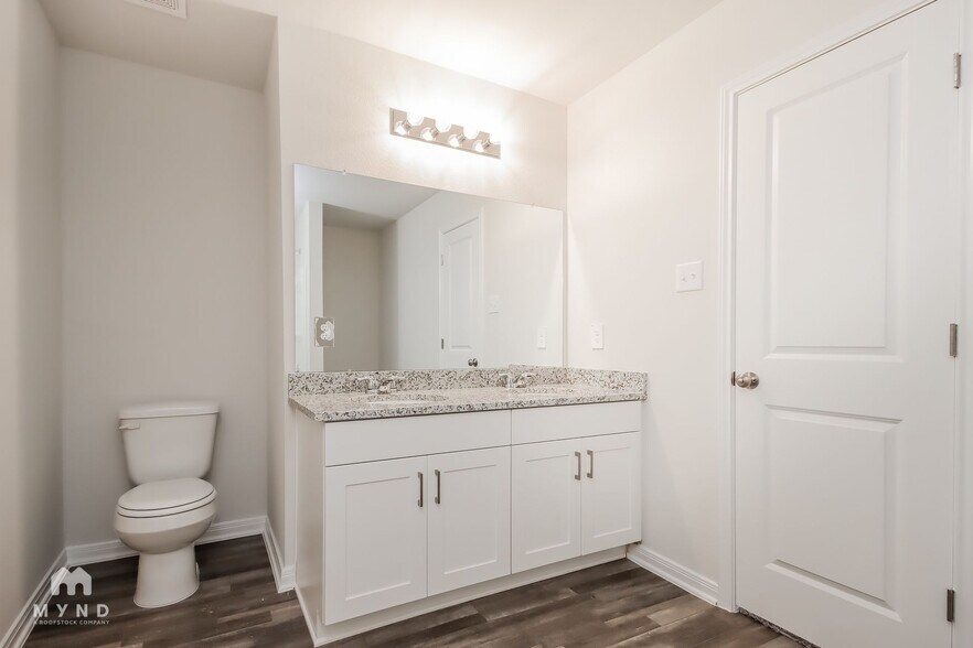 Building Photo - 15819 Del Norte Dr