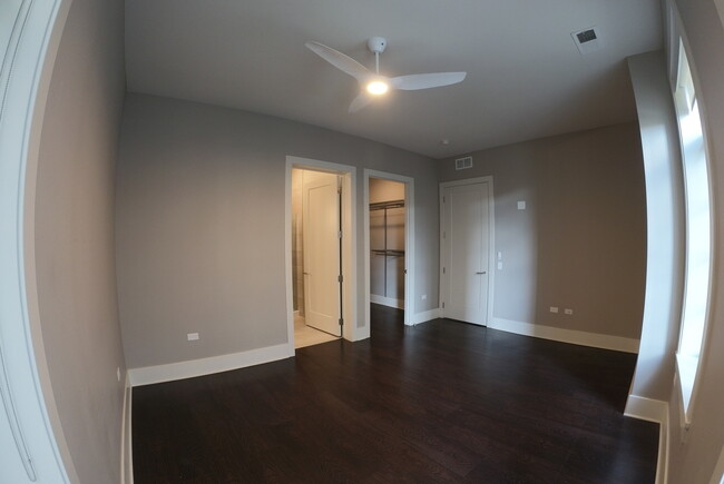 Building Photo - 2050 N Clark St