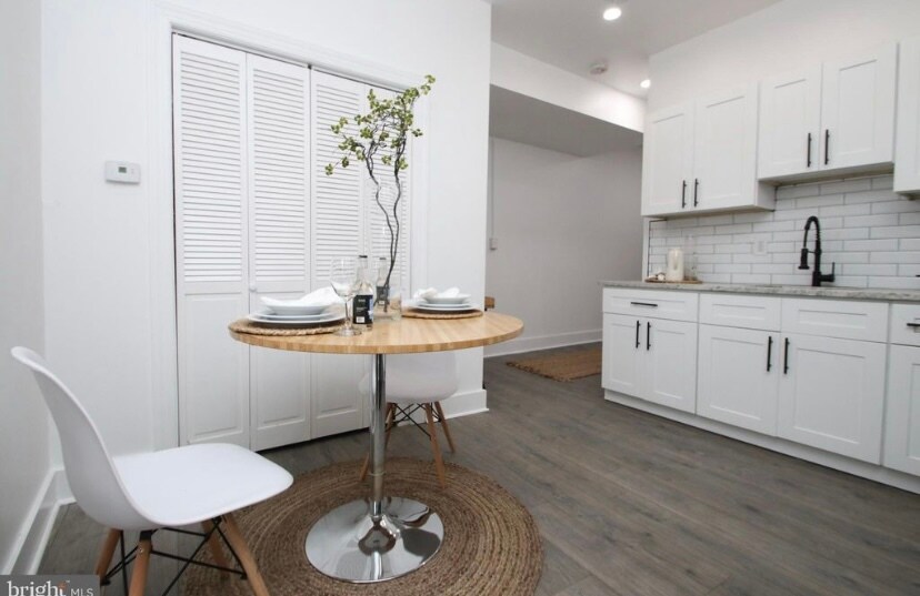 Building Photo - 631 E Locust Ave