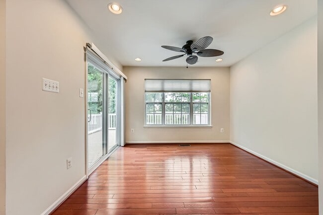 Building Photo - Spacious & Stylish 3BR/2.5BA TH in Frankli...