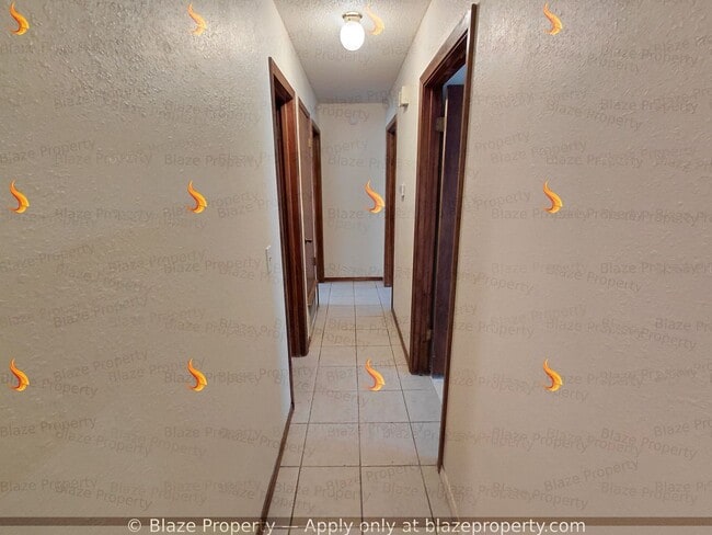 Building Photo - 3 Bed 2 Bath Home with a Garage For Rent