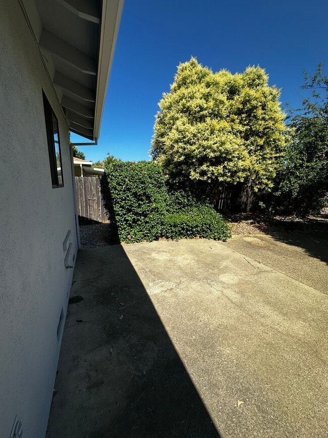 Building Photo - South Redding Home