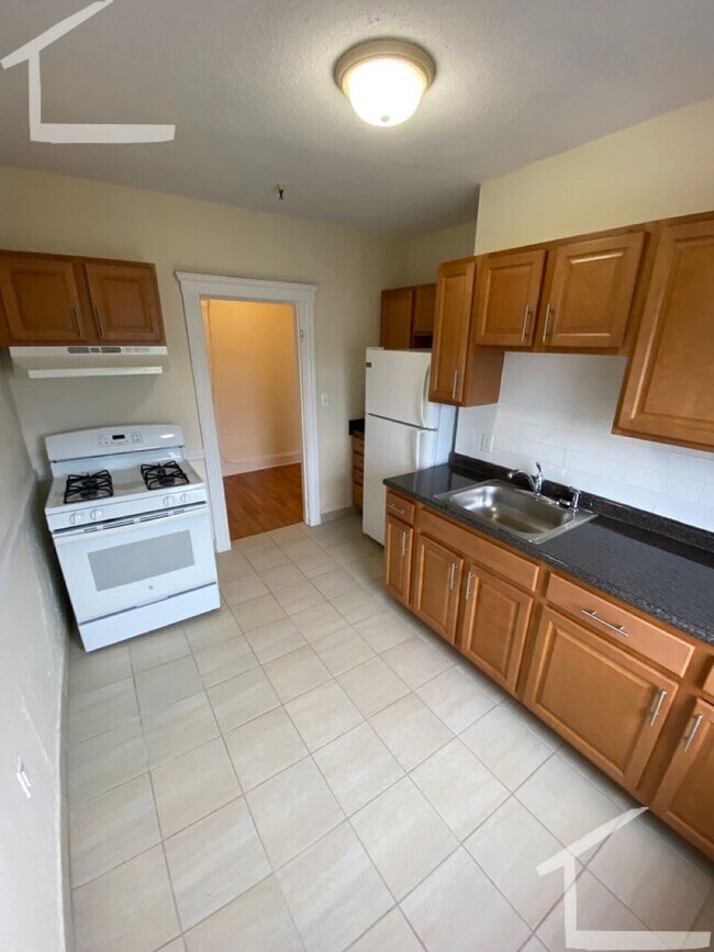 Building Photo - 1BD + HEAT & HW * BRIGHTON *
