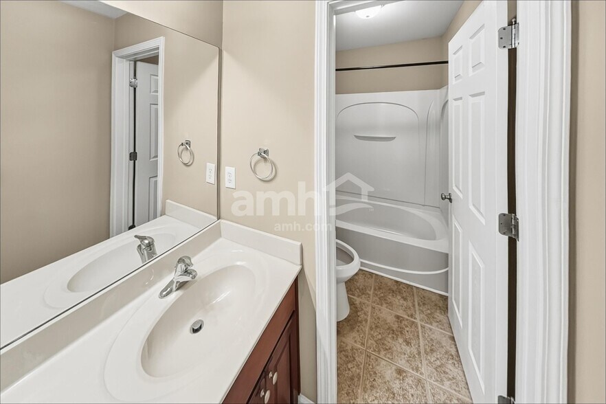 Building Photo - 1830 Madrid Falls Dr