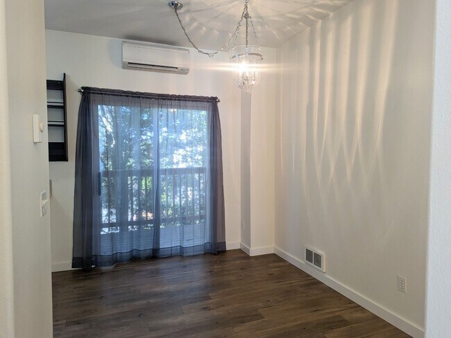 Building Photo - Beautiful Beaverton Townhouse Available Now!