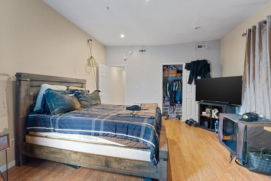 Building Photo - 2124 Bolton St