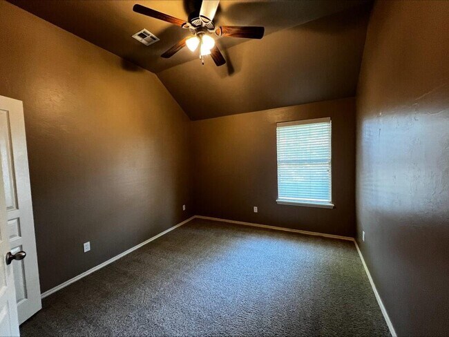 Building Photo - 13111 Red Oak Dr