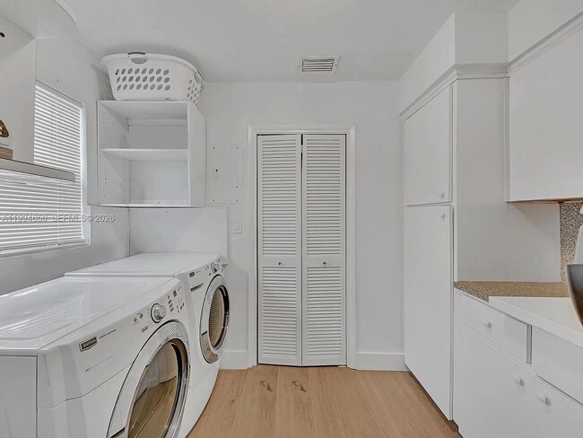 Building Photo - 1143 Lincoln St