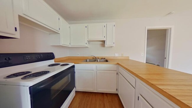 Building Photo - 1653 Dane St