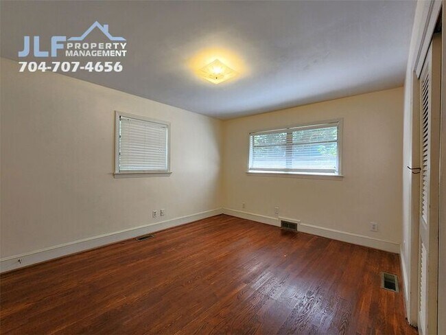 Building Photo - Sprawling 3 Bedroom/ 2.5 Bathroom Ranch in Charlotte!