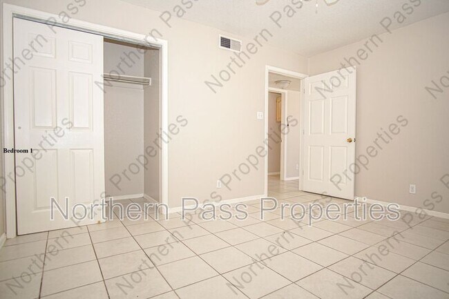 Building Photo - 216 S Schutz Dr
