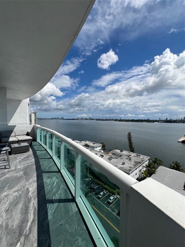 Building Photo - 7910 Harbor Island Dr