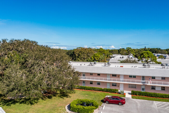 Building Photo - 18081 SE Country Club Dr