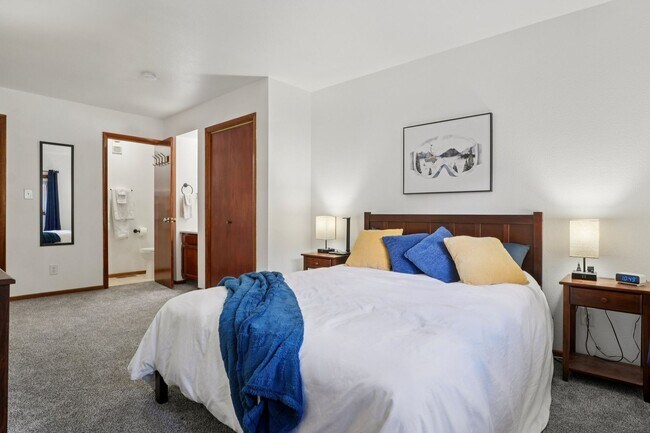 Building Photo - Serenity and Views with this 3 bedroom/3Bathroom Townhome in Buffalo Ridge