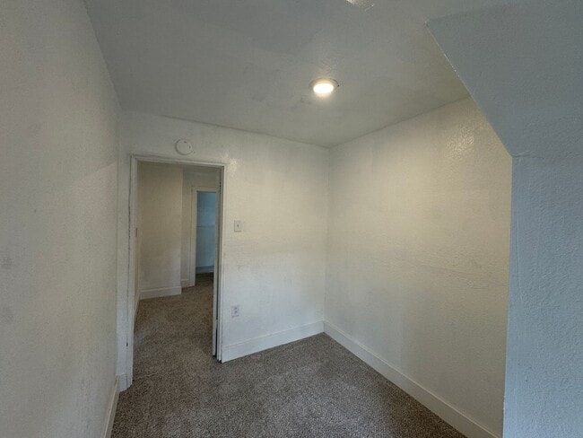 Building Photo - AVAILABLE NOW!! 5 BED 1 BATH SINGLE FAMILY HOME!