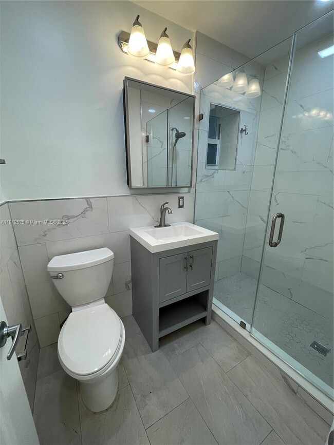 Building Photo - 125 Edgewater Dr