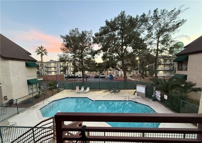 Building Photo - 460 Elm Dr